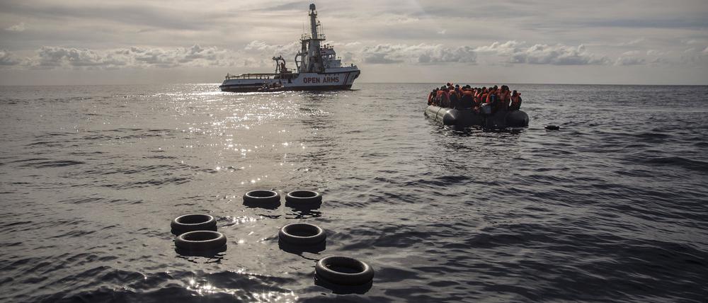 Migranten sitzen in einem Schlauchboot im Mittelmeer (Archivbild). 
