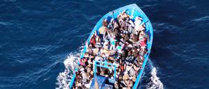 Ein Boot mit 200 Migrant:innen auf dem Mittelmeer. Genauso viele Menschen saßen auf einem der nun verschollenen Boote aus dem Senegal.