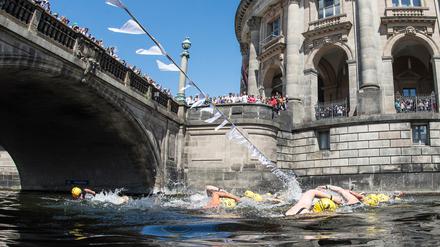 Teilnehmerinnen am «Berliner Flussbad Pokal» schwimmen in der Spree (Archivbild). 