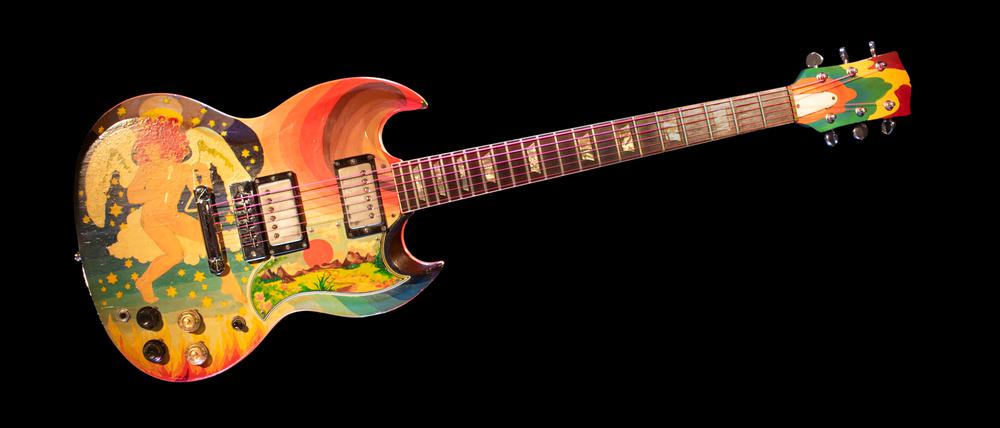 Eine bunt bemalte Gitarre der Blues- und Rocklegende Eric Clapton ist in den USA für 1,27 Millionen Dollar versteigert worden.