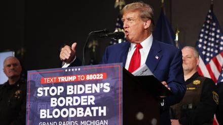 Der republikanische Präsidentschaftskandidat und ehemalige US-Präsident Donald Trump spricht bei einer Wahlkampfveranstaltung in Grand Rapids.