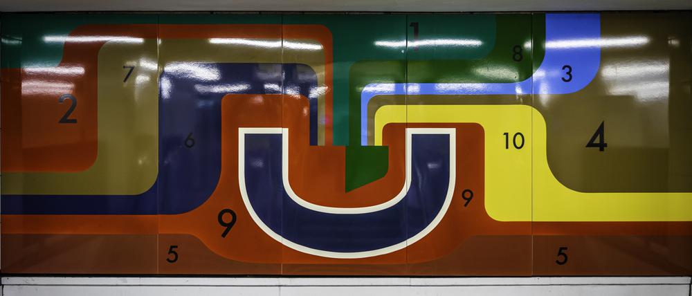 Alle damals geplanten U-Bahn-Linien versammeln sich auf diesem Kunstwerk an der Berliner Straße, U7.