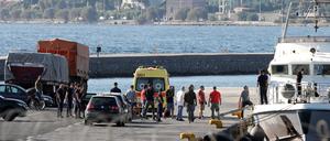 Gerettete Migranten verlassen am 28. August ein Schiff der griechischen Küstenwache im Hafen von Mytilene.