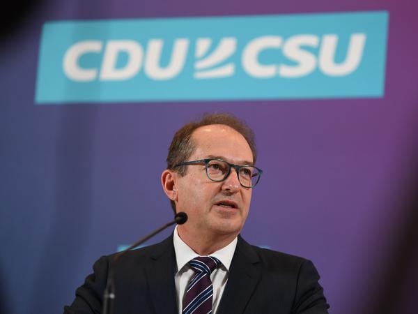 „Der Bundeskanzler muss sich dafür vor dem Bundestag erklären“, sagt Alexander Dobrindt. Auch er drohte: „Bei dieser Sachlage kann ein Untersuchungsausschuss nicht ausgeschlossen werden.“