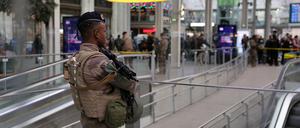 Ein französischer Soldat bewacht den Pariser Bahnhof Gare de Lyon.