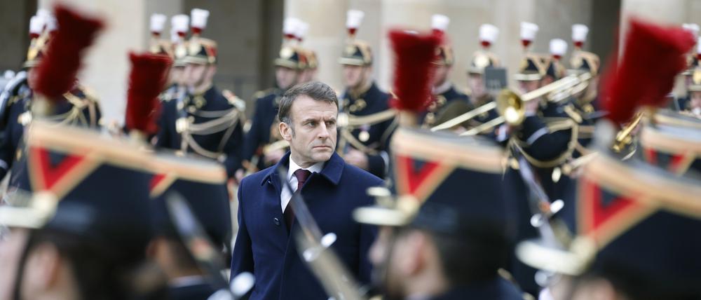 Emmanuel Macron (M.), Präsident von Frankreich, begutachtet Truppen während einer militärischen Zeremonie im Innenhof des Hôtel National des Invalides.