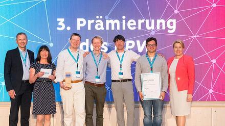 Die Start-up-Gründer von Factor 4 Solutions erhalten den Siegerpreis.