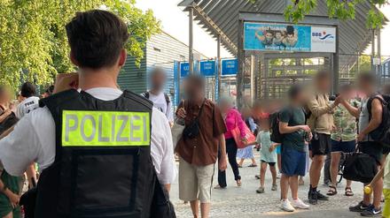 Polizisten stehen vor dem Eingang des Sommerbads in Neukölln. Das Berliner Freibad wird wegen seiner Lage am Columbiadamm auch Columbiabad genannt.