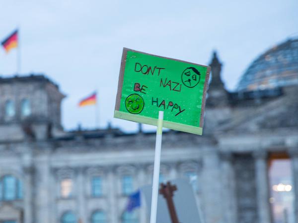 Klare Botschaft: „Don´t Nazi, be happy“ steht auf einem Demo-Plakat in Berlin am 21. Januar 2024. 