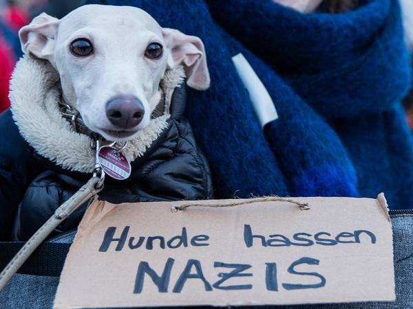 „Hunde hassen Nazis“, steht auf einem Plakat neben einem tierischen Demo-Teilnehmer.
