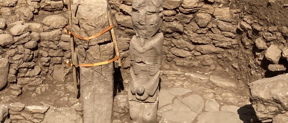 In der Fundstätte Tas Tepeler in der Türkei wurde eine 10.000 Jahre alte Statue eines Mannes, der mit beiden Händen einen Phallus hält, entdeckt.