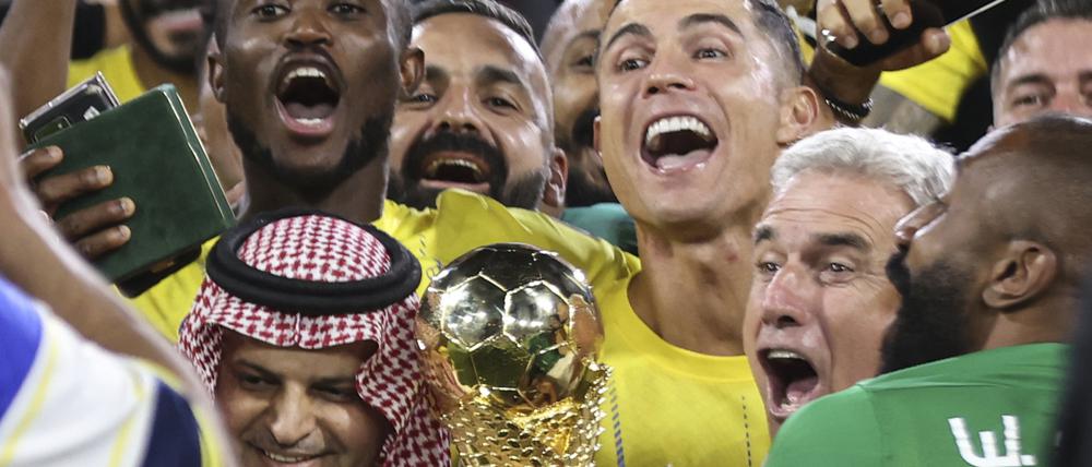 Cristiano Ronaldo von Al Nassr und seine Mannschaftskameraden feiern ihren Titelgewinn.