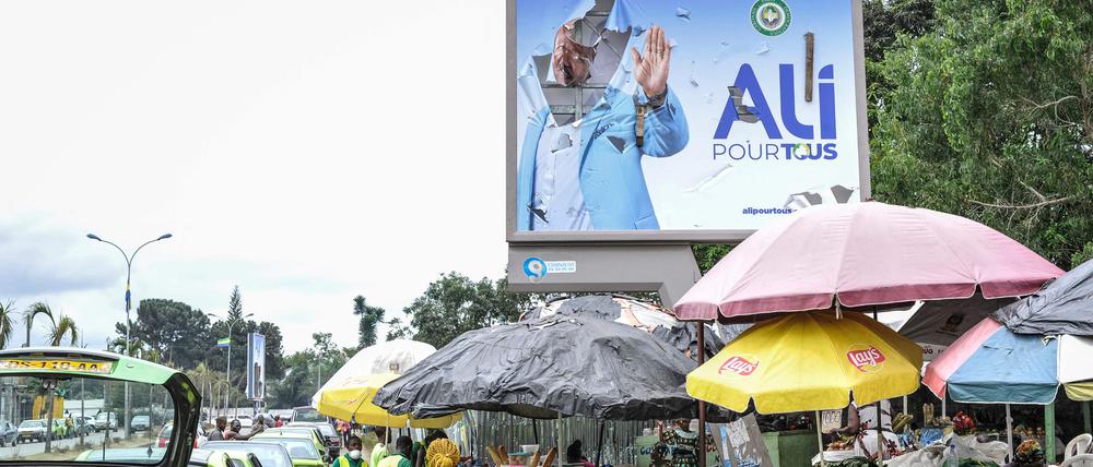 Ein zerrissenes Plakat des ehemaligen Präsidenten Ali Bongo Ondimba an einer Straße in Libreville.