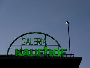 ARCHIV - 19.06.2020, Nordrhein-Westfalen, Köln: "Der Schriftzug "Galeria Kaufhof" leuchtet auf dem Dach einer Filiale.  (zu dpa: «Galeria Karstadt Kaufhof schließt 16 seiner 92 Filialen») Foto: Rolf Vennenbernd/dpa +++ dpa-Bildfunk +++