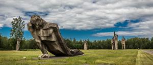 Gedenkstätten in Osteuropa: Die Skulptur „Gruppe der Häftlinge“ im ehemaligen Arbeitslager Salaspils, südöstlich von Riga, erinnert an die etwa 23.000 Häftlinge. Im nahe gelegenen Wald von Rumbula wurden 1941 über 25.000 Juden erschossen.