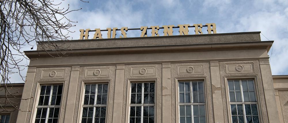„Haus Zenner“ steht in Großbuchstaben auf dem Dach des historischen Gebäudes am Treptower Park.