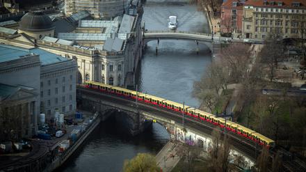 Nach dem 35-stündigen Lokführerstreik läuft der S-Bahn-Verkehr in der Berliner Innenstadt schrittweise wieder an.