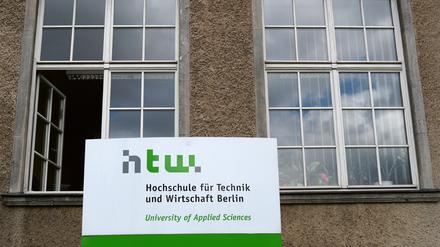 Das Logo der Hochschule fu_r Technik und Wirtschaft (HTW) in der Treskowallee ist am 03.06.2015 in Berlin-Karlshorst an der Fassade des Gebäudes zu sehen. 