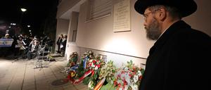 Gedenken an Reichspogromnacht mit Landesrabbiner Ariel Kirzon am Platz der Einheit, dem Standort der früheren Synagoge in Potsdam.