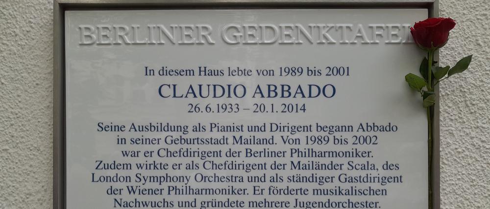 Die Gedenktafel für Claudio Abbado. 