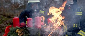 Die Feuerwehr demonstriert Gefahren durch brennenden Weihnachtsschmuck.