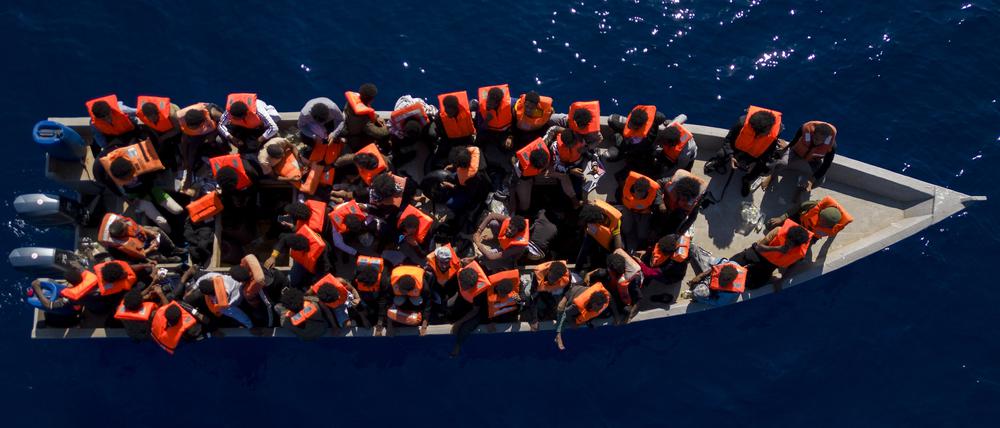 Migranten aus Eritrea, Libyen und dem Sudan auf dem Mittelmeer. 