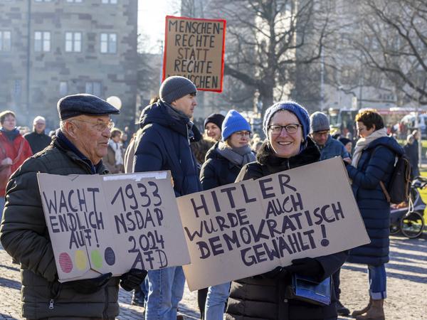„Hitler wurde auch demokratisch gewählt“, meint eine Demonstrantin in Stuttgart am 20. Januar 2024.