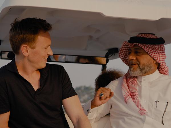 Journalist und Sportmoderator Jochen Breyer (l) spricht auf der Reportagereise in Katar mit Khalid Salman, dem katarischen WM-Botschafter.