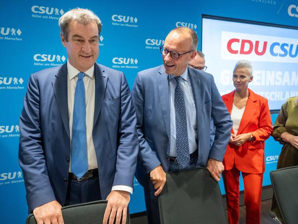 Markus Söder (l), CSU-Parteivorsitzender, und Friedrich Merz (M), CDU-Vorsitzender, nehmen an der gemeinsamen Präsidiumssitzung von CDU und CSU teil.  (Archivbild)