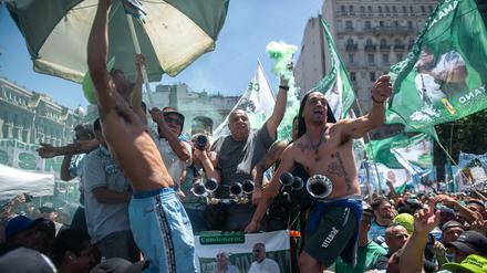 Buenos Aires, 24. Januar: Viele folgten dem Ruf der Gewerkschaften zum Protest gegen die „Kettensägen“-Reformen des neugewählten Präsidenten Milei.