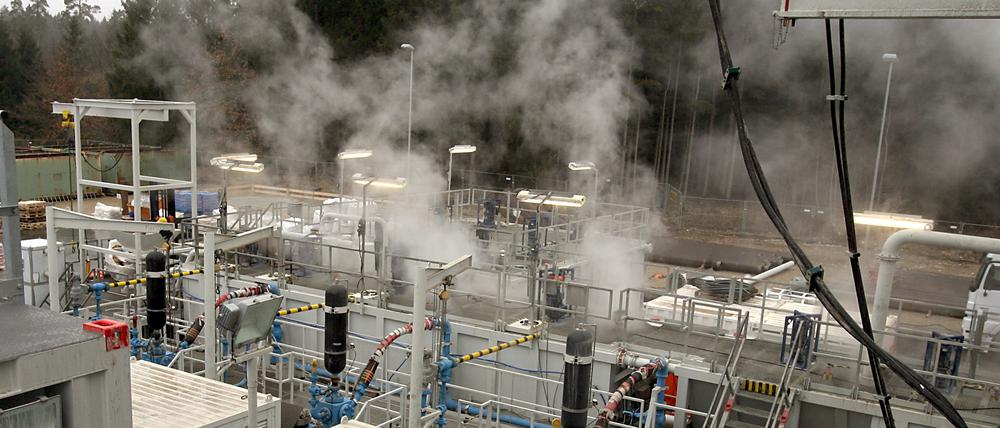 Heißes Wasser aus tausenden Metern Tiefe wird zur Stromerzeugung und Wärmegewinnung genutzt.