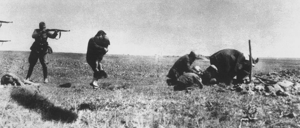 Antisemitischer Völkermord: Deutsche Einsatzgruppen erschießen 1942 Jüdinnen und Juden aus Kiew in der Ukraine.