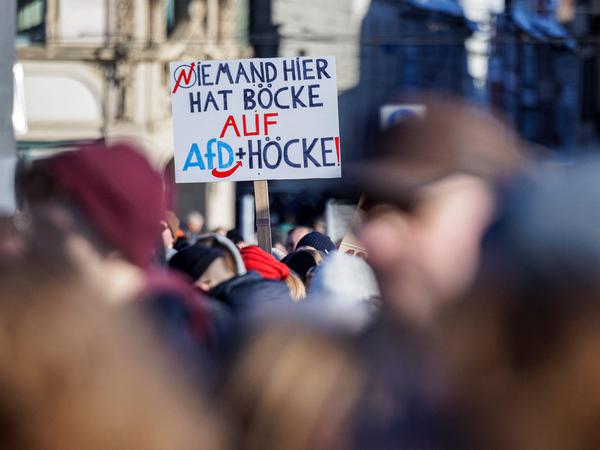 Ein Plakat auf der Demonstration in Erfurt mit dem Spruch: „Niemand hier hat Böcke auf AfD + Höcke“