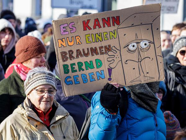 „Es kann nur einen braunen Bernd geben!“, meint ein Demonstrant in Erfurt am 20. Januar 2024 und verweist auf „Bernd das Brot“.