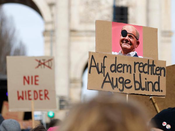 „Auf dem rechten Auge blind“: Ein Demo-Plakat in München am 21. Januar 2024 zeigt Bundeskanzler Scholz mit Augenklappe. 
