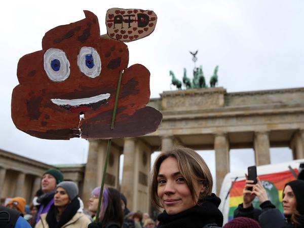 Eine Berliner Demonstrantin protestiert am 21. Januar 2024 mit einem AfD-Misthaufen.