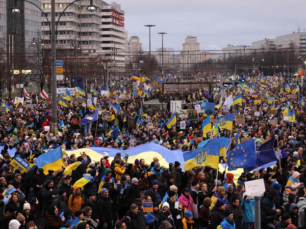 Beim Demonstrationszug von „Vitsche“ wurde eine 35 Meter lange ukrainische Flagge getragen.