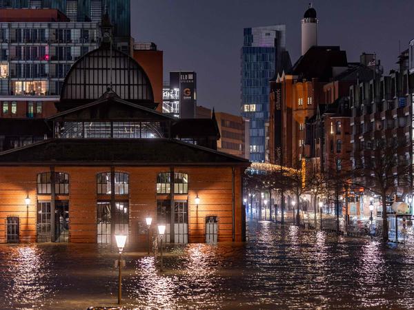 In Hamburg stehen der Fischmarkt und umliegende Straßen unter Wasser.