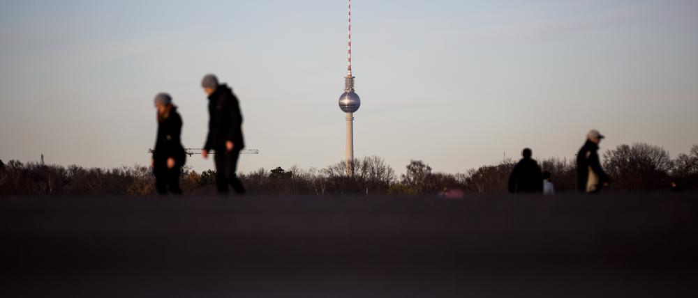 Spaziergänger auf dem Tempelhofer Feld, wegen seiner Weite auch „Freiheit“ genannt.