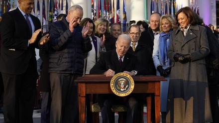 Joe Biden, Präsident der USA, unterzeichnet auf dem Südrasen des Weißen Hauses das Gesetz zum Schutz gleichgeschlechtlicher Ehen. 