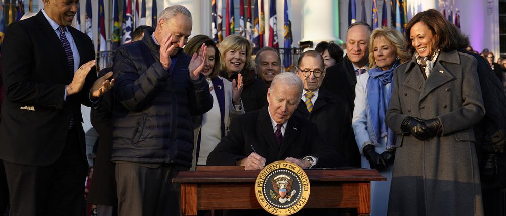 Joe Biden, Präsident der USA, unterzeichnet auf dem Südrasen des Weißen Hauses das Gesetz zum Schutz gleichgeschlechtlicher Ehen. 