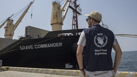 Ein Mitarbeiter des Welternährungsprogramms (WFP) steht auf dem Dock neben dem Massengutfrachter Brave Commander, nachdem dieser im Hafen von Dschibuti angekommen ist.