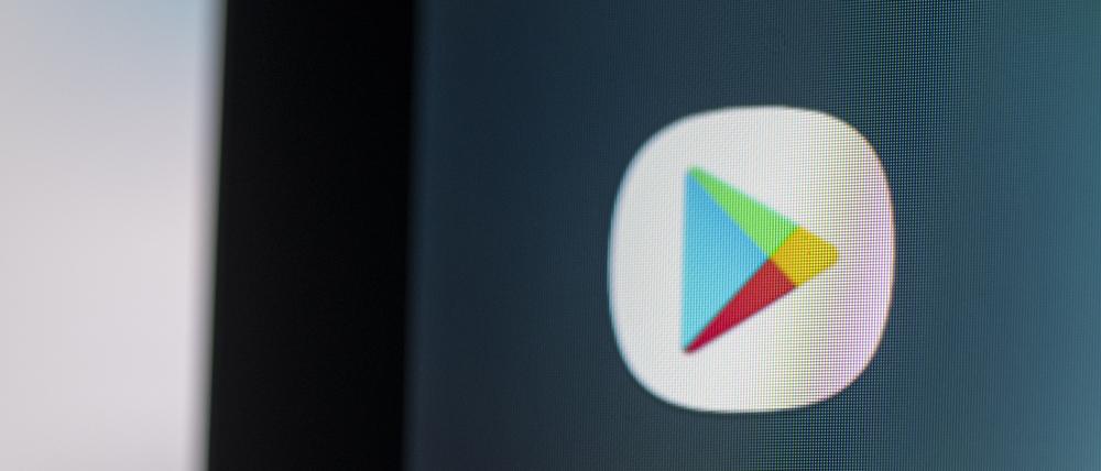 Auf dem Bildschirm eines Smartphones sieht man das Logo der App Play Store des US-amerikanischen Unternehmens Google. 
