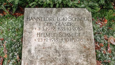 Blick auf das Grab von Helmut und Hannelore Schmidt, auf dem Friedhof in Hamburg-Ohlsdorf.