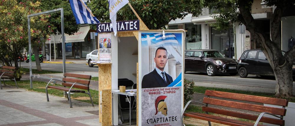 Auf einem Wahlstand der rechtsextremen Partei Spartaner ist das Bild des inhaftierten Rechtsextremisten Ilias Kasidiaris zu sehen. 