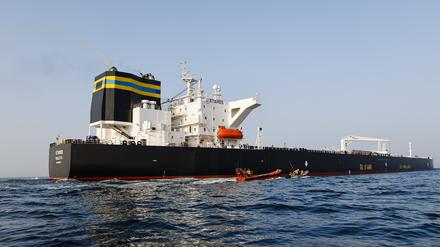 Aktivisten der Umweltorganisation Greenpeace demonstrieren in der Ostsee vor einem Schiff, das russisches Öl transportiert. 