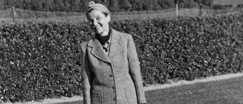 Grete Ring mit ihrem Pudel im britischen Exil, um 1942, Privatbesitz.
