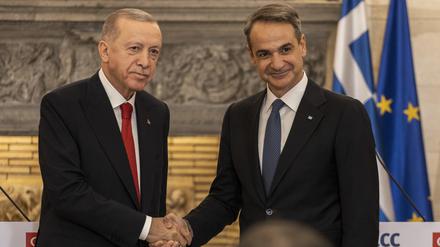 Der türkische Staatspräsident Recep Tayyip Erdogan (l) und der griechische Ministerpräsident Kyriakos Mitsotakis geben nach ihrem Treffen in der Maximos-Villa eine gemeinsame Pressekonferenz. Griechenland und die Türkei wollen ihre angespannte Beziehung durch eine Reihe vertrauensbildender Maßnahmen verbessern. 