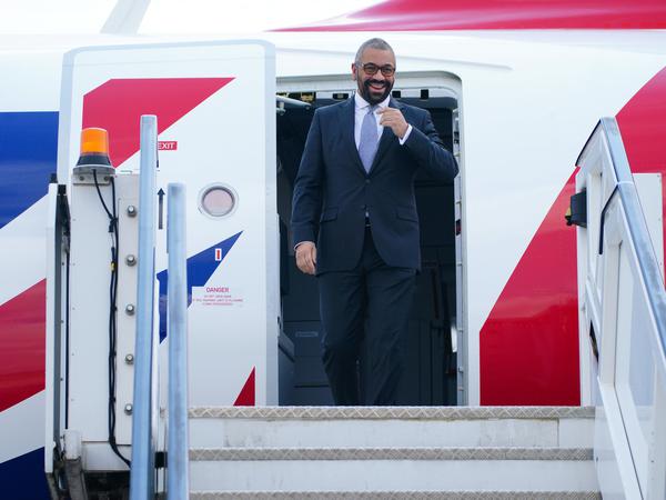 Der britische Innenminister Cleverly nach seiner Landung auf dem internationalen Flughafen von Kigali in Ruanda.