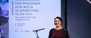 Die Leiterin des Pilecki-Instituts, Madgalena Gawin, eröffnet die Ausstellung „Das Massaker von Wola in Warschau“ am Brandenburger Tor.
